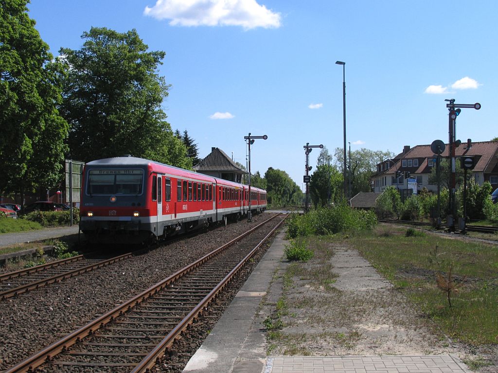 628 555/928 555 und 928 609/628 609 mit RB 14648 Uelzen-Bremen Hauptbahnhof auf Bahnhof Soltau am 3-5-2011.