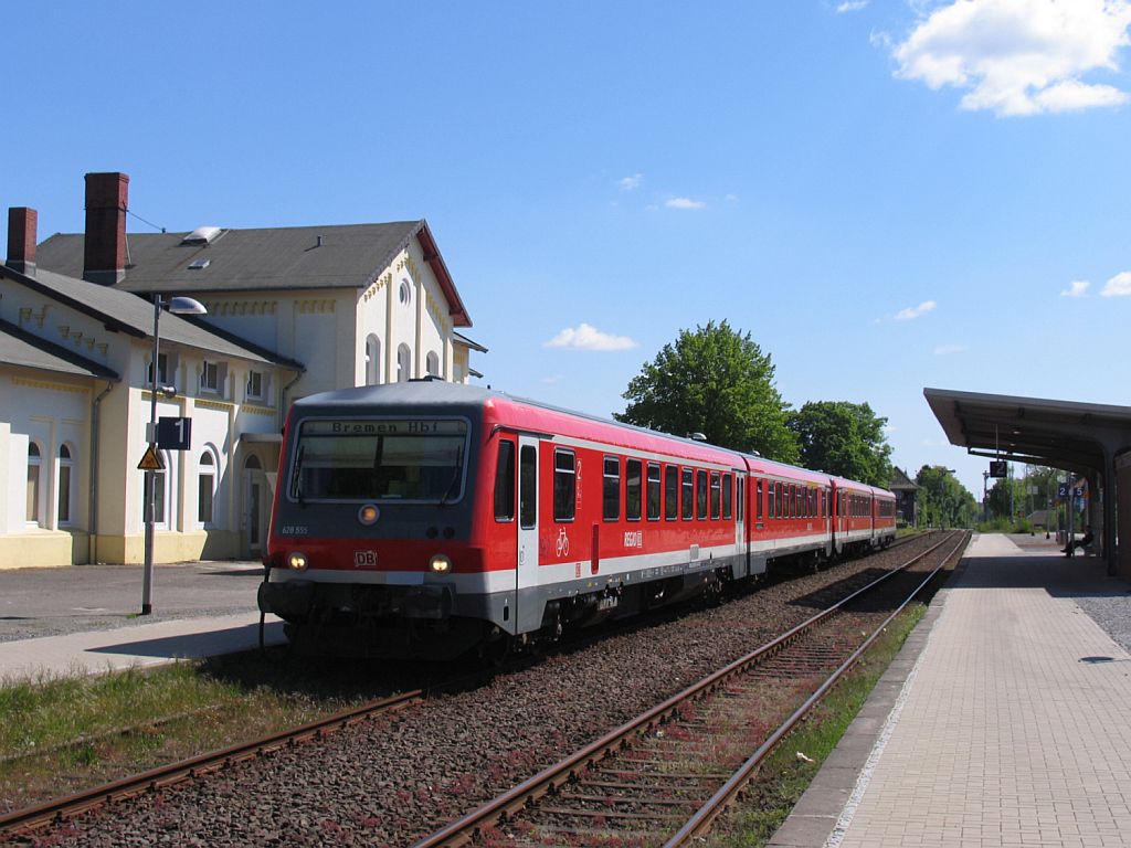 628 555/928 555 und 928 609/628 609 mit RB 14648 Uelzen-Bremen Hauptbahnhof auf Bahnhof Soltau am 3-5-2011.