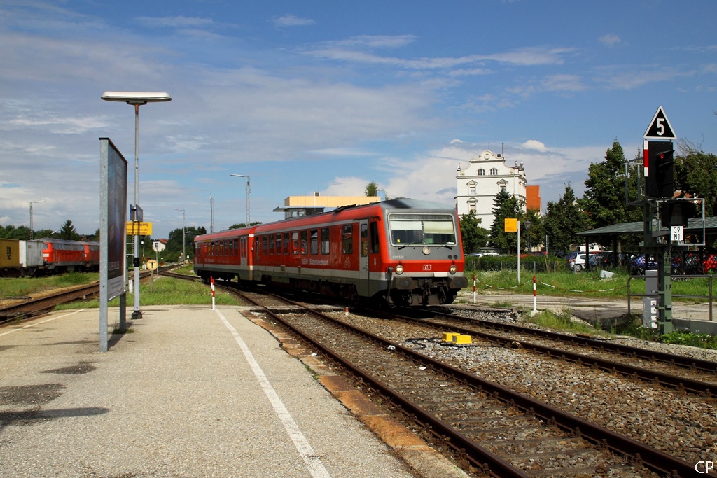 628 556 erreicht den Bahnhof Neumarkt-St. Veit. (24.8.2010)