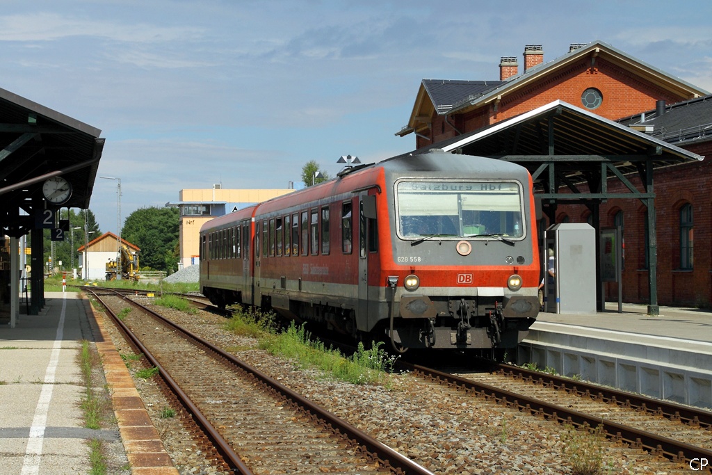 628 558 steht am 24.8.2010 vor dem schn sanierten Bahnhofsgebude von Neumarkt-St.Veit. 