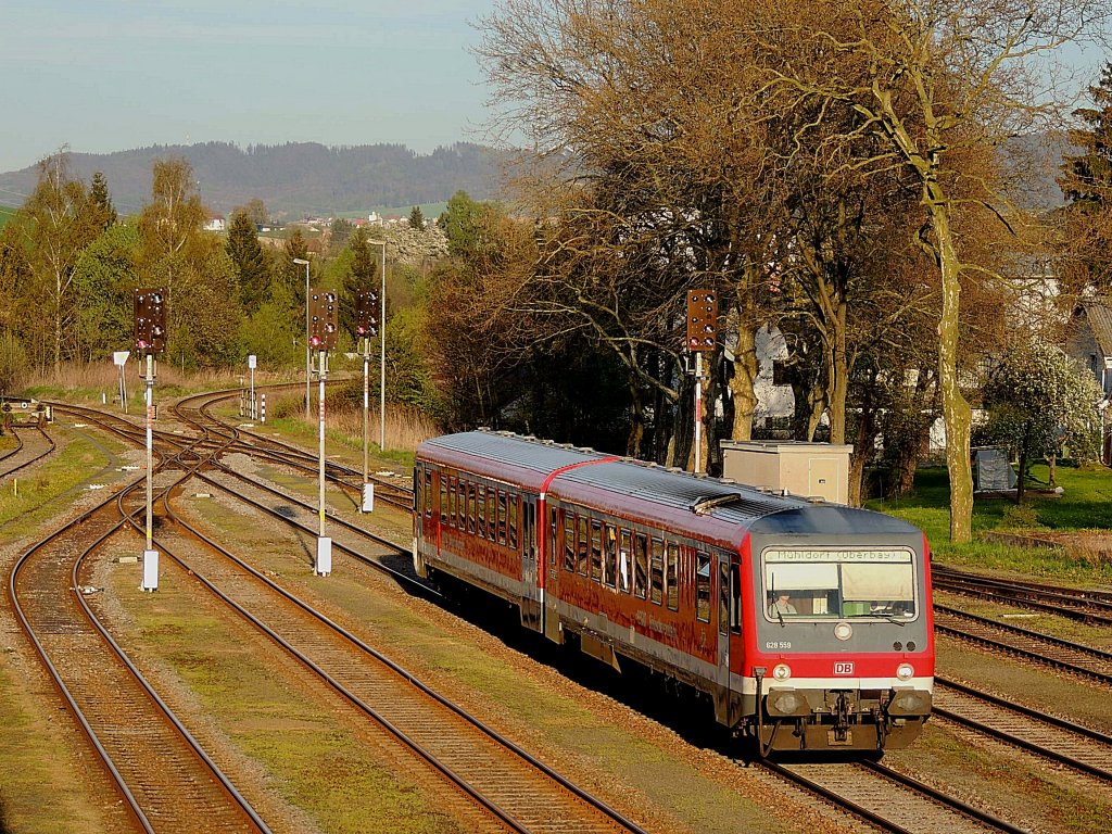 628 559 erreicht als REX 5994 den Bahnknotenpunkt Ried im Innkreis; 120426