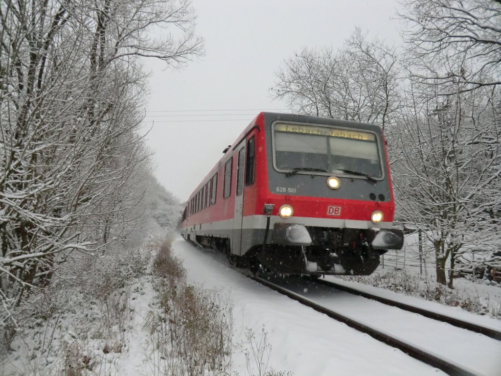 628-561 fhrt am 29.11.10 als RB 23169 Saarbrcken - Lebach-Jabach bei Bubach durch den saarlndischen Schnee. 