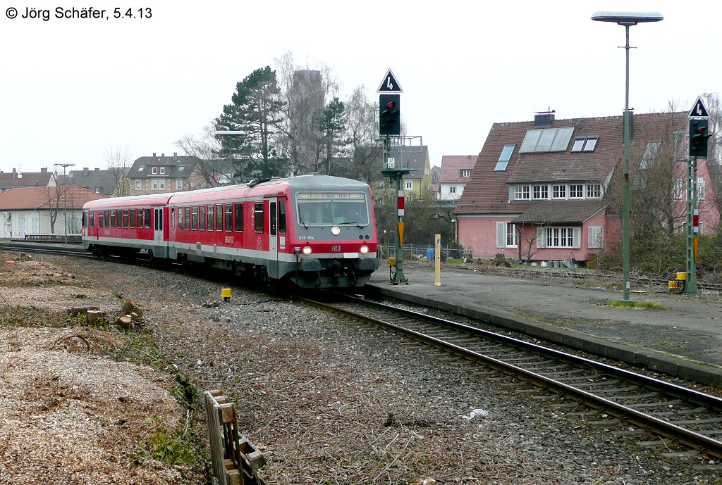 628 564 fhrt am 5.4.13 in Friedrichshafen Hafen ein. Der Lokfhrer hat schon das Ziel „Lindau Hbf“ fr die Rckfahrt eingestellt.