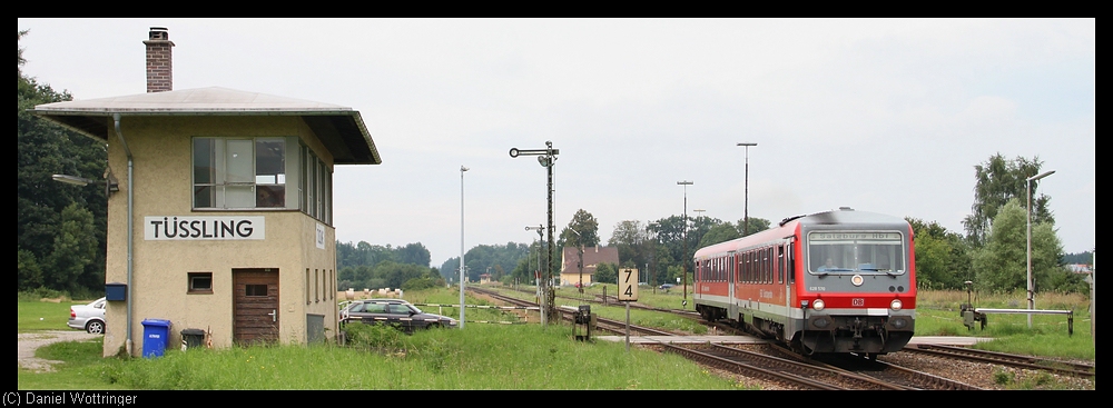 628 570 beschleunigt am 12. August 2010 aus dem Bahnhof Tssling.
