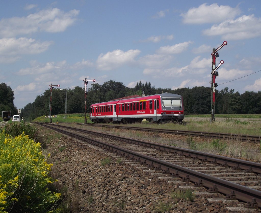 628 571  Stadt Vilsbiburg  verlsst am 17. August 2011 als Regionalbahn von Burghausen (Oberbay) nach Rosenheim den Bahnhof Tling.