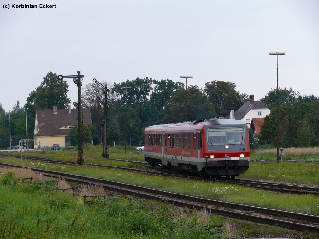 628 572 mit der RB 27165 von Mhldorf (Obb) nach Burghausen bei der Ausfahrt in Tling, 08.09.2010