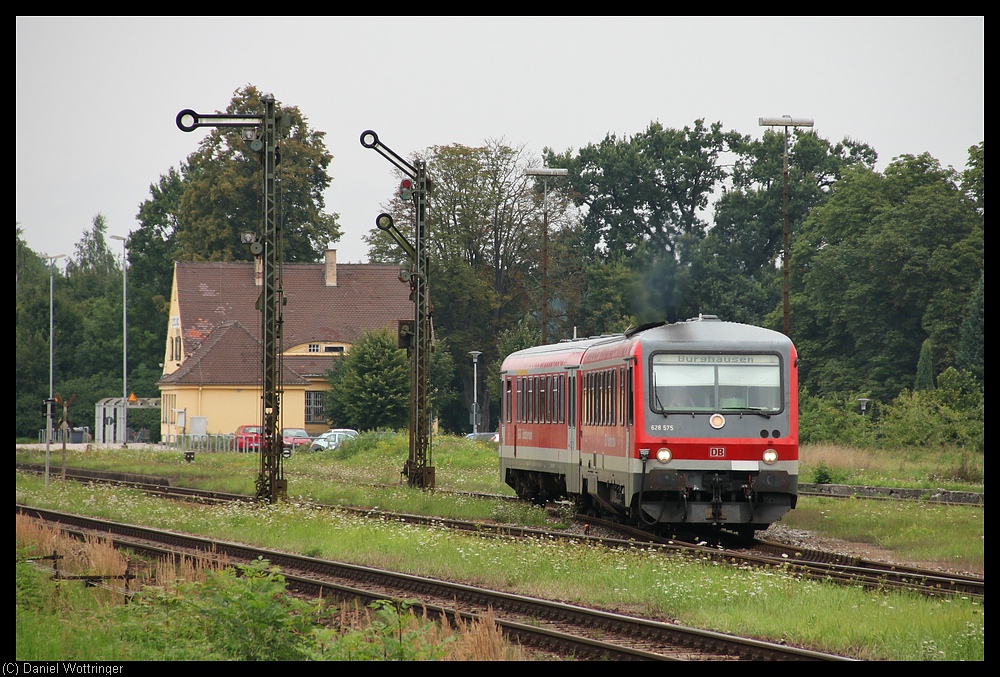 628 575 verlsst am 12. August 2010 unter viel Sound und wenig Beschleunigung den Bahnhof Tssling.