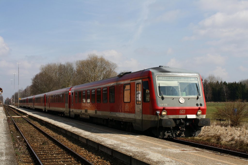 628 578-7 fhrt eine 3-fach-Garnitur von Mhldorf/Inn nach Mnchen an. Aufgenommen am 23.03.10 im Bahnhof von Hrlkofen.