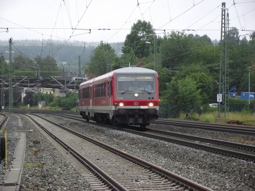 628 584 der Sdostbayernbahn erreicht am 3. Juli 2011 als RE 27007 nach  Mhldorf (Oberbayern) den Kronacher Bahnhof auf Gleis 3.