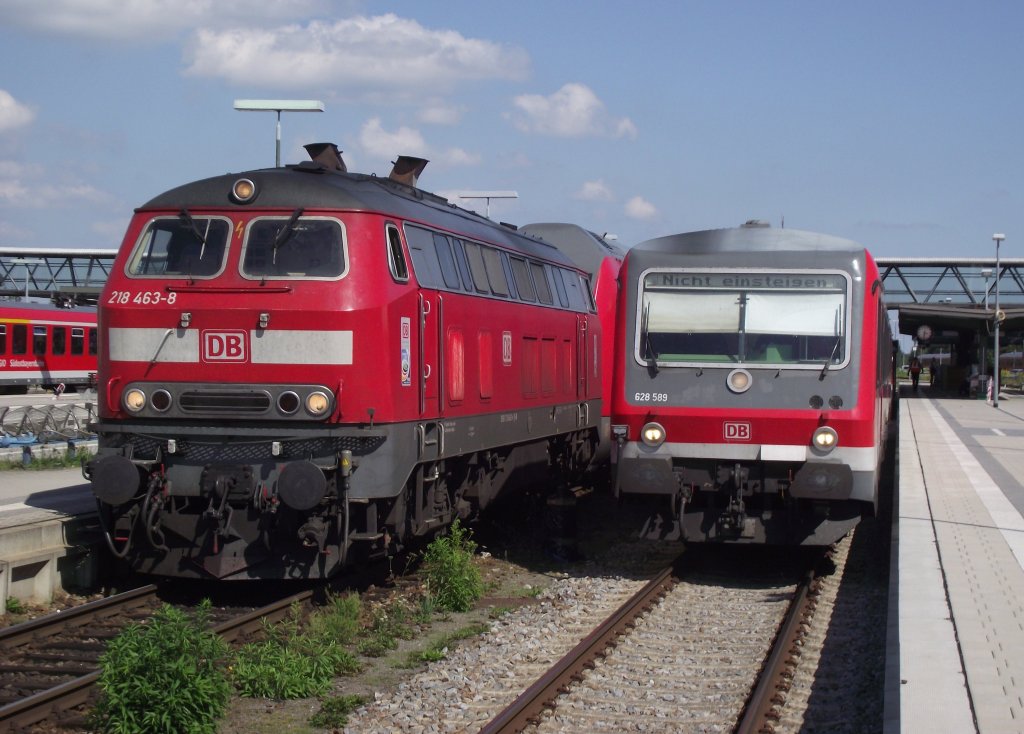 628 589 und 218 463-8 stehen am 17. August 2011 als RB aus Burghausen(Oberbay) bzw. als RE nach Mnchen Hbf im Bahnhof Mhldorf (Oberbay).