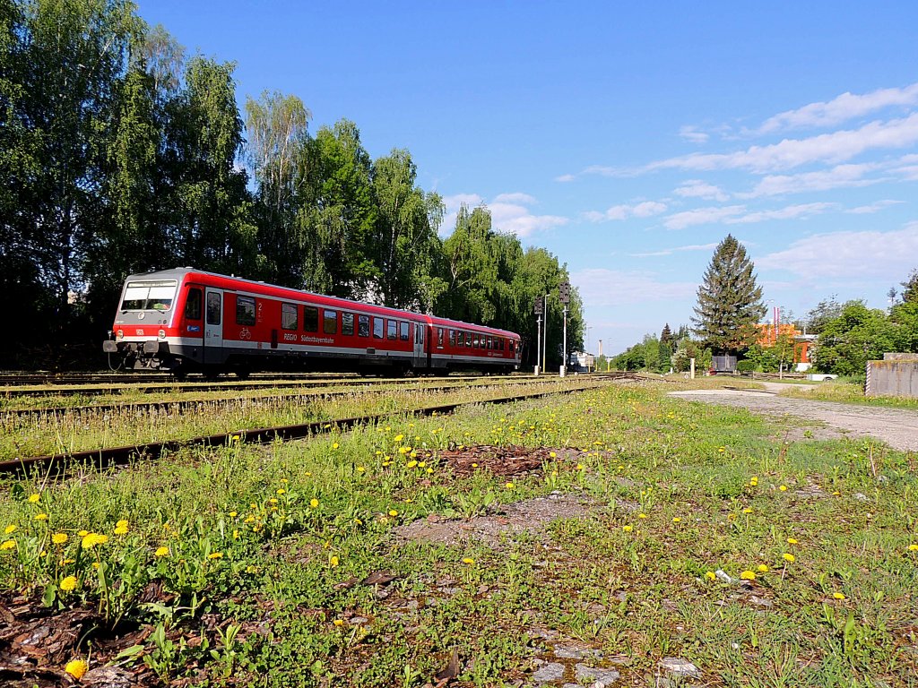 628-593 als REX5967 am Weg nach Linz/Donau, bei der Bahnhofseinfahrt Ried i.I.; 130509
