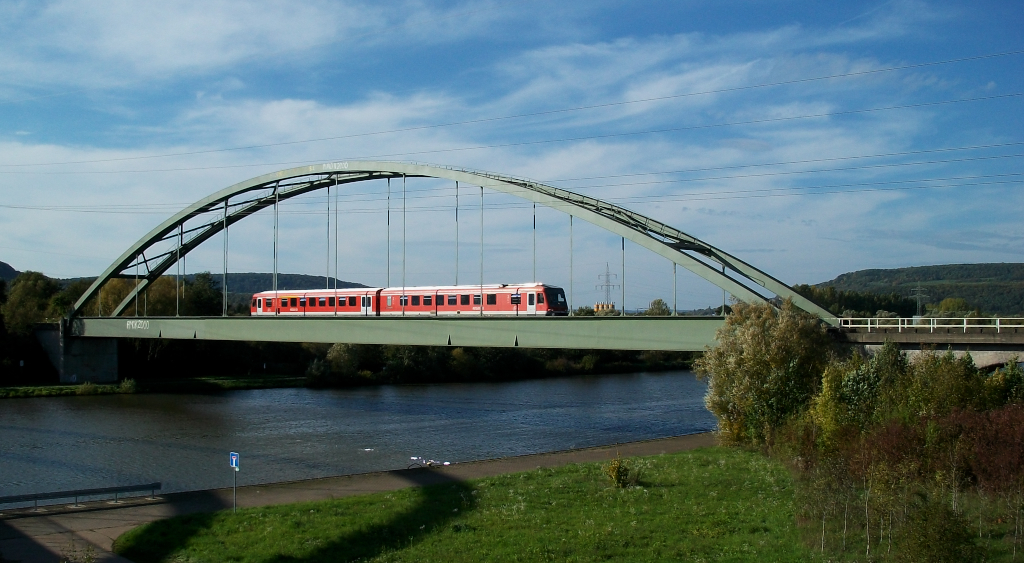 628 594 hatte am 3 Oktober 2010 Dienst auf der Niedtalbahn,KBS 687. Auch an Sonn- und Feiertagen wird die Strecke Dillingen/Saar - Niedaltdorf im Stundentakt bedient. Der Triebwagen berquert hier auf dem Rckweg von Niedaltdorf nach Dillingen wieder die Saar.