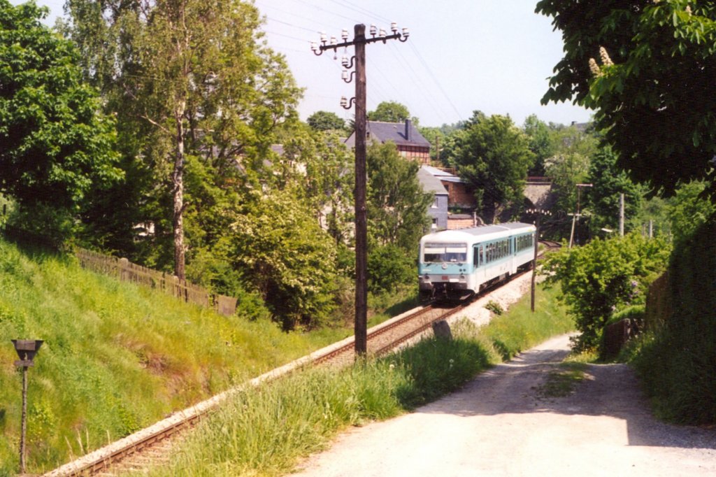 628 604 als RB 17135 Rudolstadt-Blankenstein am 28.05.1999 am sdlichen Stadtrand von Lobenstein (Thr).gescantes Foto