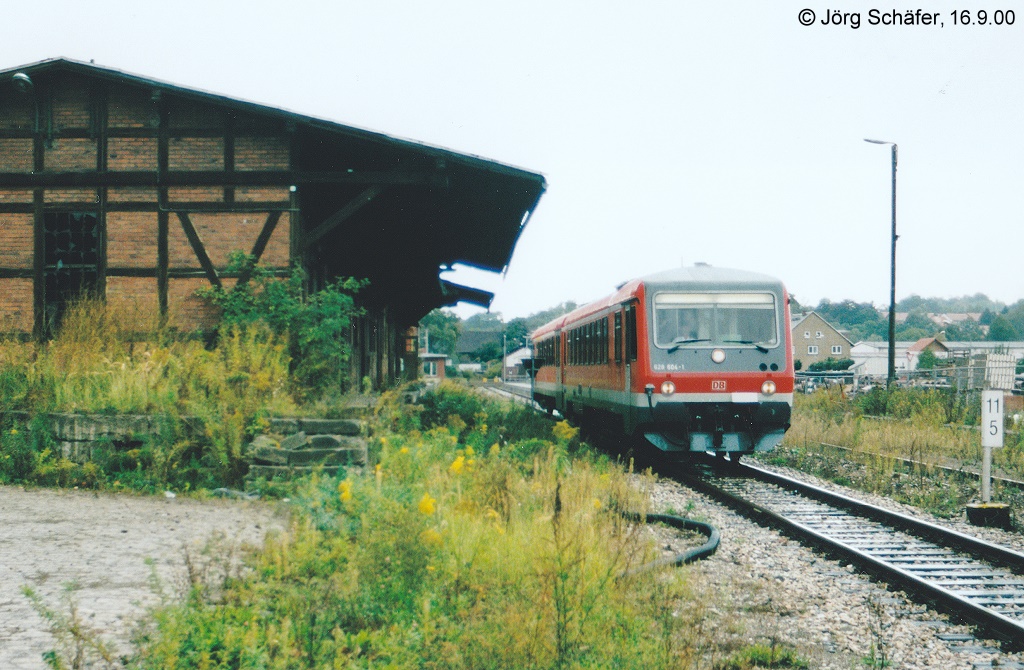 628 604 ist gerade als RB nach Orlamnde im unteren Bahnhof vn Pneck abgefahren und kommt an der Gterhalle vorbei. (16.9.00)