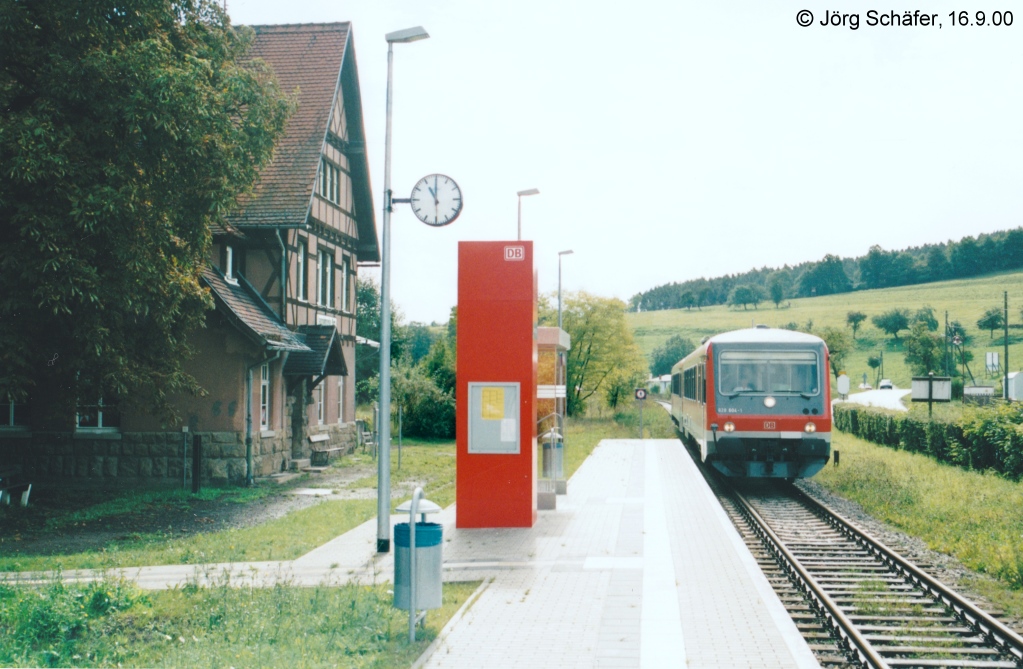 628 604 hielt am 16.9.00 als RB nach Orlamnde im Bahnhof Langenorla Ost. Der Name ist fr Ortsfremde verwirrend, denn der nahegelegene Ort heit Kleindembach.