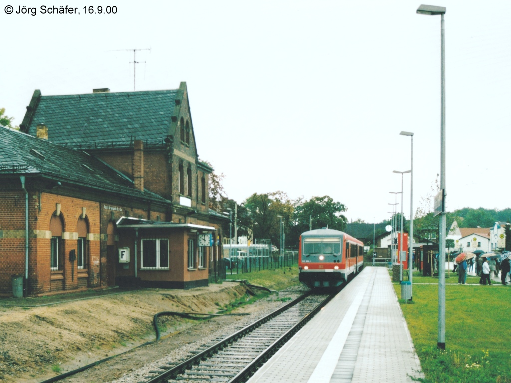 628 604 wartete am 16.9.00 im strmenden Regen schon am neuen Bahnsteig des unteren Bahnhofs von Pneck. 

