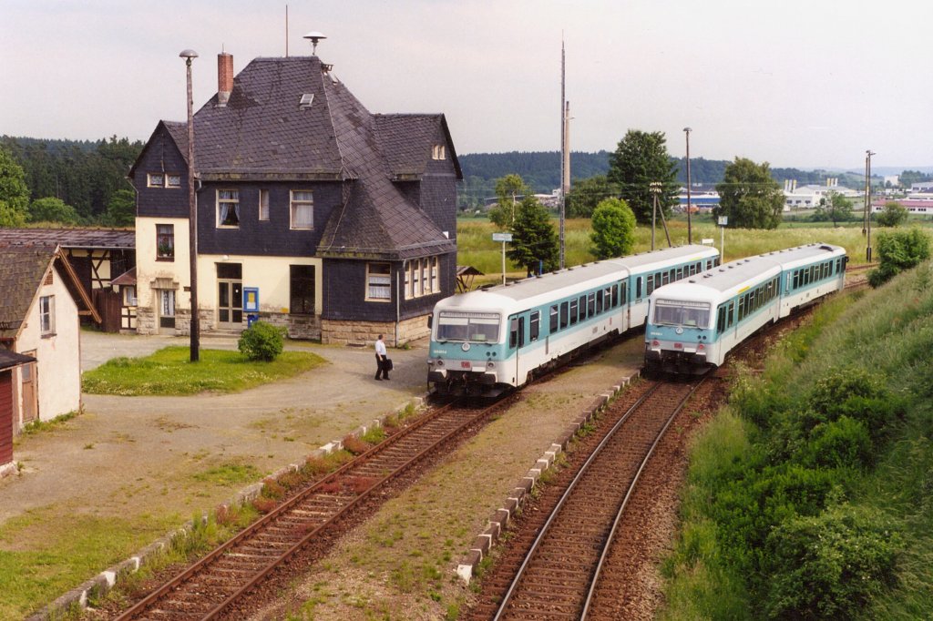 628 605 als RB nach Rudolstadt und 628 606 als RB nach Blankenstein kreuzen am 10.06.1999 im Bahnhof Unterlemnitz.gescantes Foto