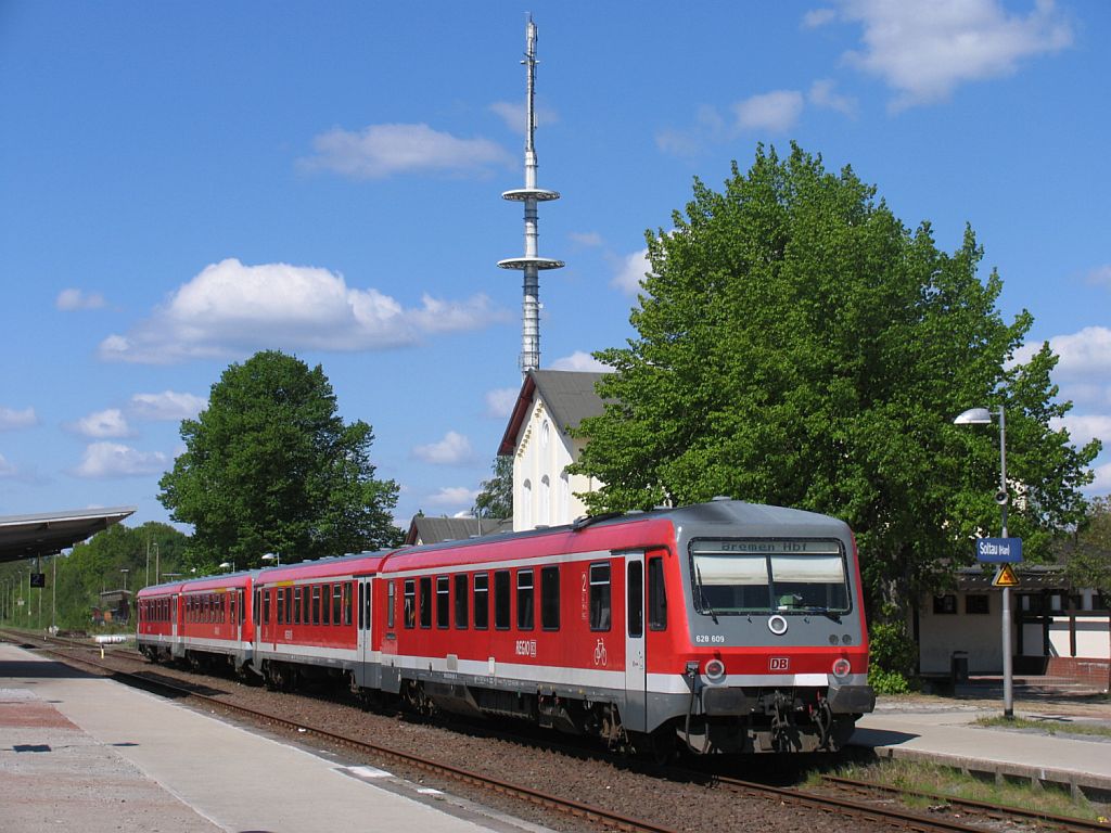 628 609/928 609 und 928 555/628 555 mit RB 14648 Uelzen-Bremen Hauptbahnhof auf Bahnhof Soltau am 3-5-2011.