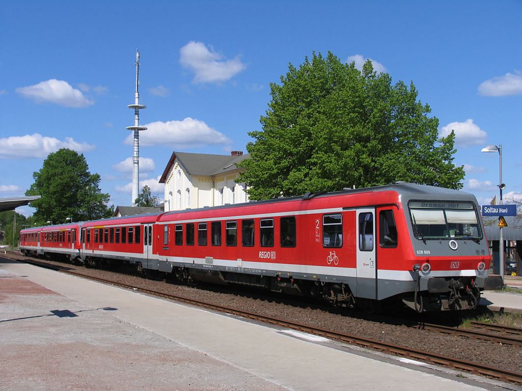 628 609/928 609 und 928 555/628 555 mit RB 14648 Uelzen-Bremen Hauptbahnhof auf Bahnhof Soltau am 3-5-2011.