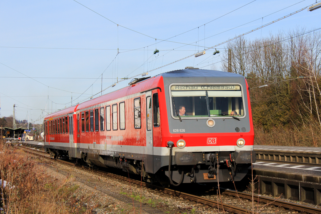628 626 mit einer RB nach Aschau im Chiemgau bei der Ausfahrt in Prien.
Aufgenommen am 22. Dezember 2012.