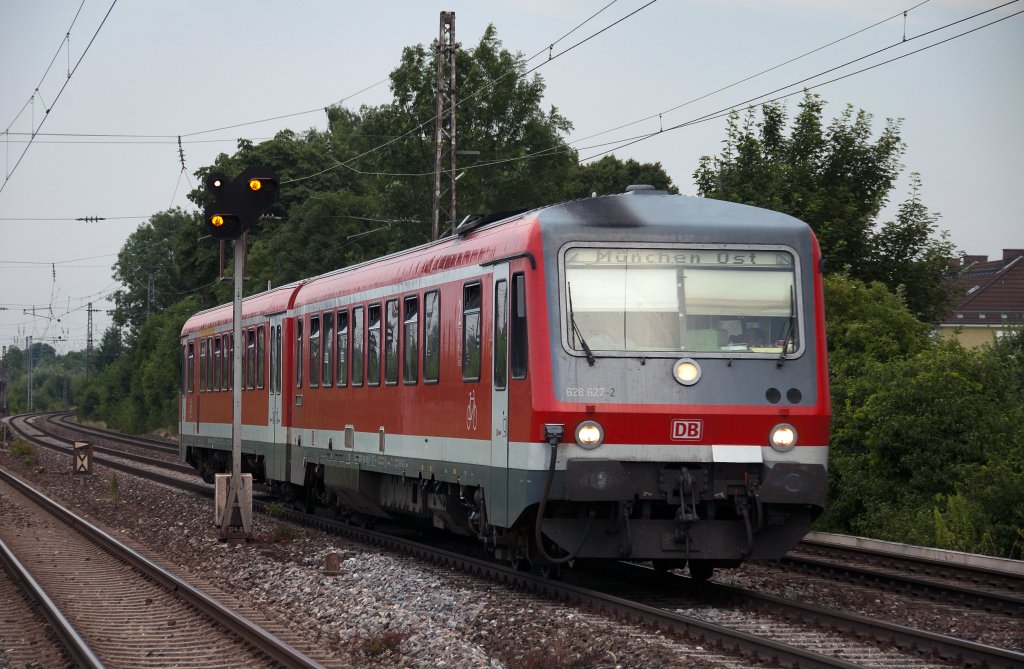 628 627 als RB von Mhldorf Obb. nach Mnchen Ost, am 22.07.2010 bei der Durchfahrt durch Berg am Laim.