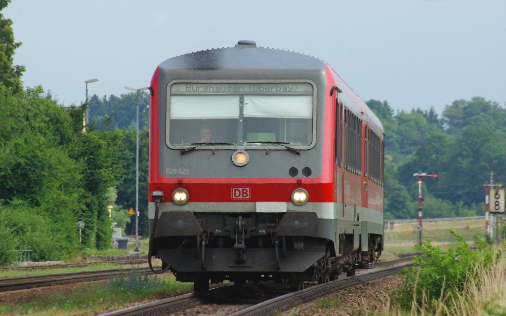 628 629 bei der Ausfahrt aus dem Bahnhof Tssling in Richtung Burghausen. Aufgenommen am 15.07.2010.