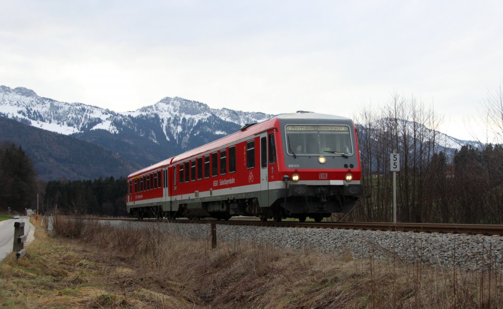 628 629 der Sdostbayernbahn ist als RB auf dem Weg von Aschau im Chiemgau nach Prien am Chiemsee und konnte bei Umratshausen am 30.12.12 aufgenommen werden