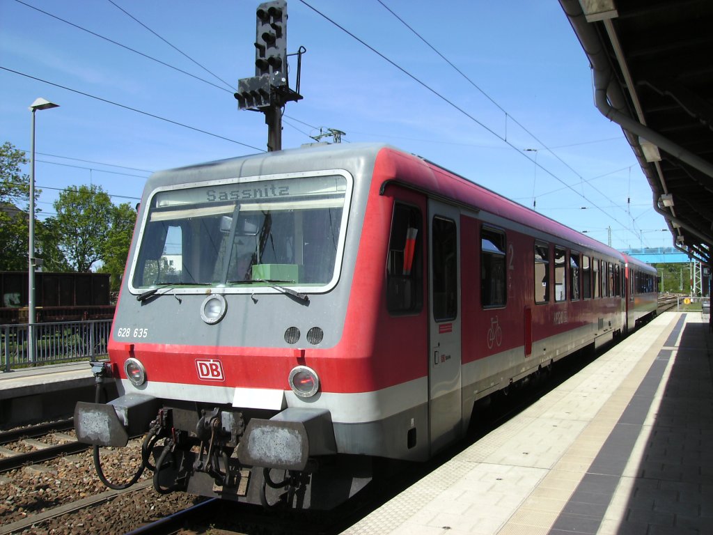 628 635 kam am 19.Mai 2010 auf Sonderfahrt nach Rgen.Hier stand der Zug,warten auf Ausfahrt in Bergen/Rgen nchstes Ziel war Mukran.