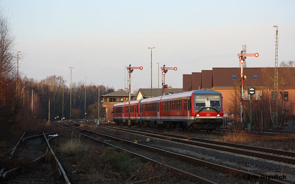 628 640+Bruder mit einer RB von Buchholz nach Bennemhlen bei der Einfahrt von Walsrode am 10.12.11.