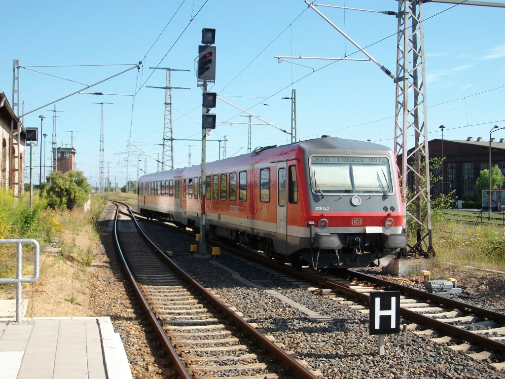 628 642 als RE Szczecin Glowny-Lbeck am 31.Juli 2010 bei der Ausfahrt aus Pasewalk.