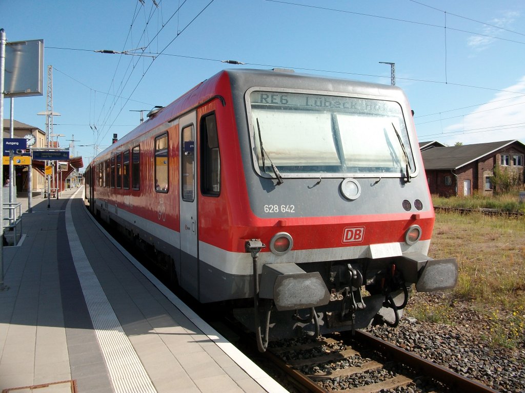 628 642 als RE Szczecin Glowny-L�beck Hbf am 31.Juli 2010 beim Halt in Pasewalk.