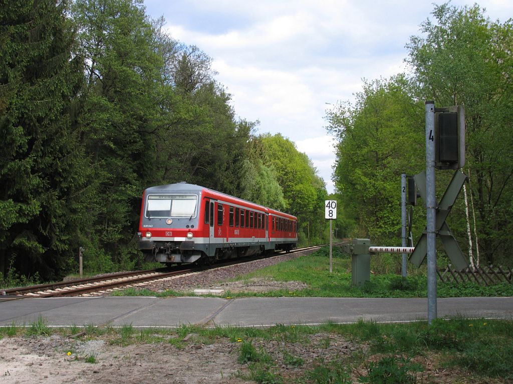 628 643/928 643 mit RB 14656 Uelzen-Bremen Hauptbahnhof in die Nhe von ehemaliges Bahnhof Emmingen am 3-5-2011.