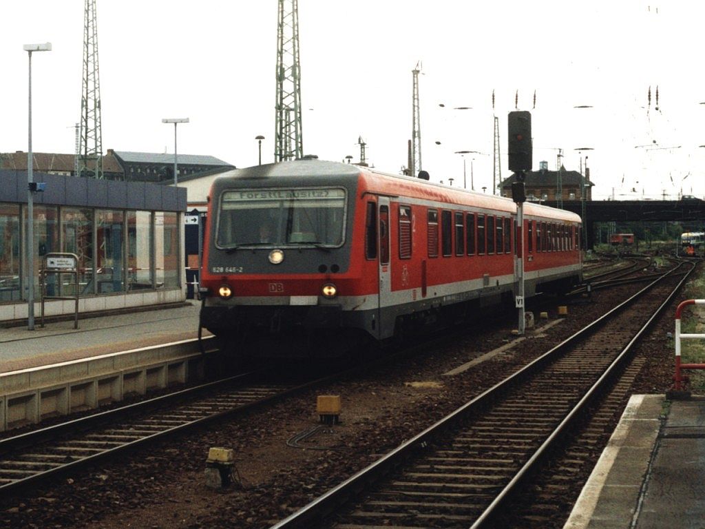 628 646-2/928 646-9 mit RB 28912 Forst(Lausitz) -Cottbus auf Bahnhof Cottbus am 20-7-2005.  Bild und scan: Date Jan de Vries