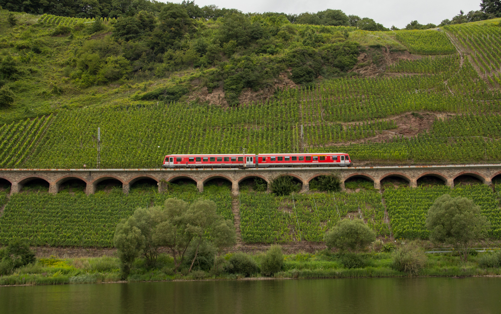 628-648 auf dem Hangviadukt in Pnderich als RB von Traben/Trarbach nach Bullay.(2.8.2012)