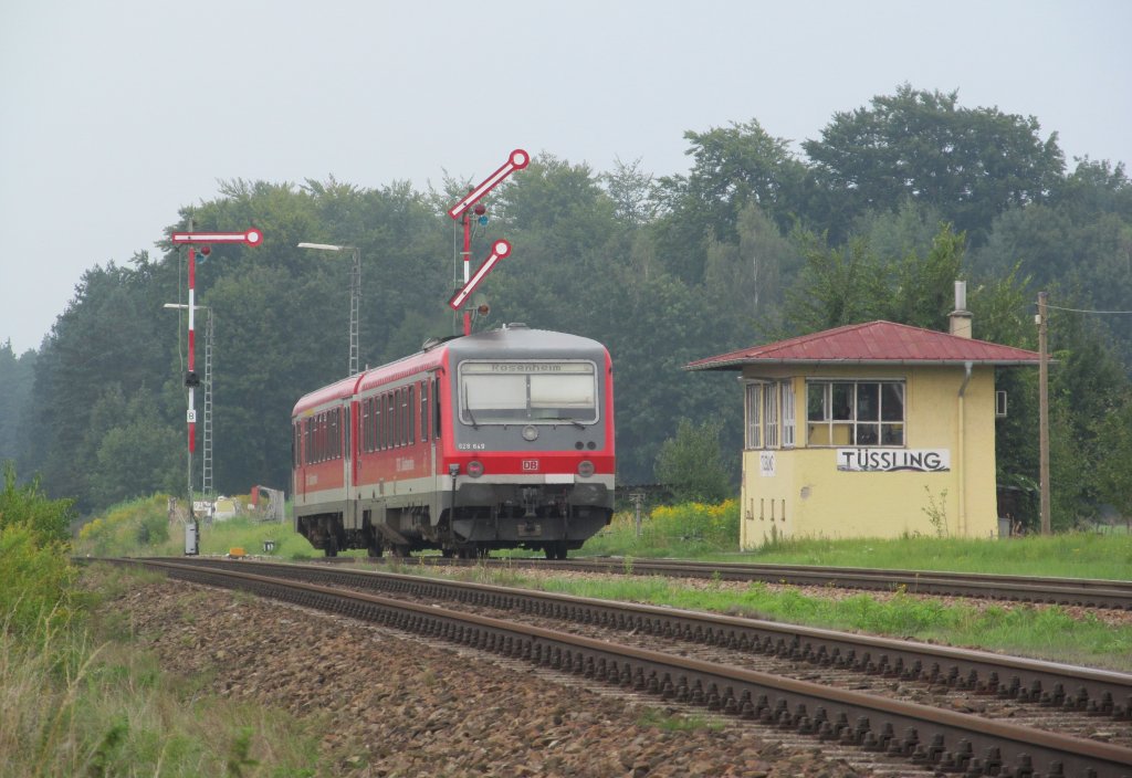 628 649 verlsst am 05. September 2012 als Regionalbahn von Burghausen nach Rosenheim den Bahnhof Tling in Richtung Mhldorf.