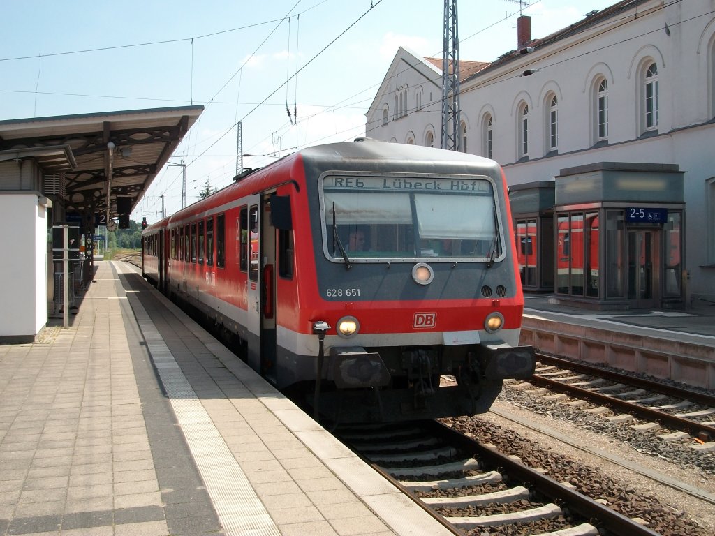 628 651 als RE Szczecin Glowny-Lbeck am 03.Juli 2010 in Gstrow.