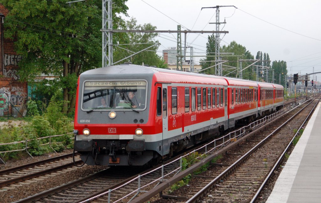 628 656 passiert mit dem Ziel Stettin am 04.05.11 das Berliner Ostkreuz.
