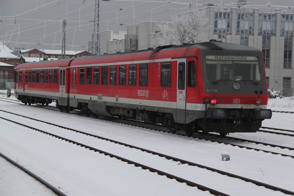 628 659 steht als S1 von Rostock Hbf nach Warnemnde im Rostocker Hbf.08.12.2012 