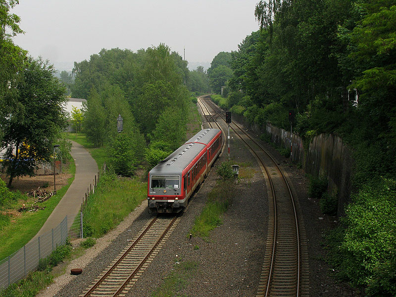 628-668 als ein Zug der Linie RB47 erreicht den Bahnhof Solingen Mitte am 1.06.2010. Im alten VRR-Fahrplan (2005) fand ich eine Information, dass alle Z�ge RB47 weiter als Linie S7 nach D-Flughafen, bzw. S7-->S1 nach Dortmund fuhren. Wie war das m�glich? Die Linie S7 wurde doch von elektrischen Garnituren betrieben, hier haben wir einen Dieselbetrieb.