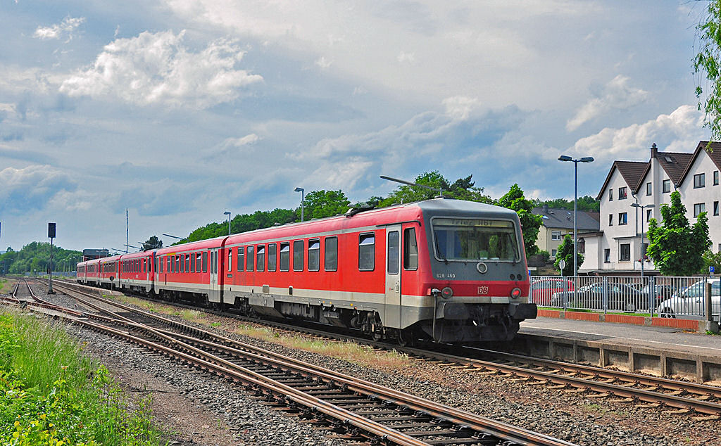 628 672 und 628 460 vom  Eifel-Mosel-Express  auf dem Bf Mechernich zur Weiterfahrt nach Trier - 09.06.2010