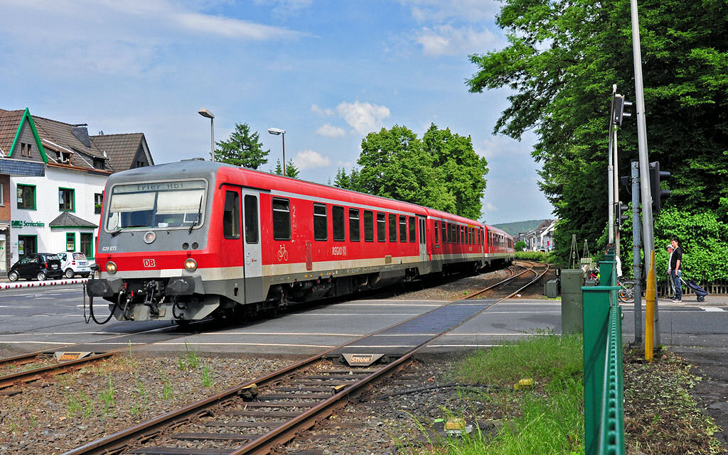628 673, RE12 Eifel-Mosel-Express, am Bahnbergang kurz vor dem Bf Mechernich (weiter nach Trier) - 09.06.2010
