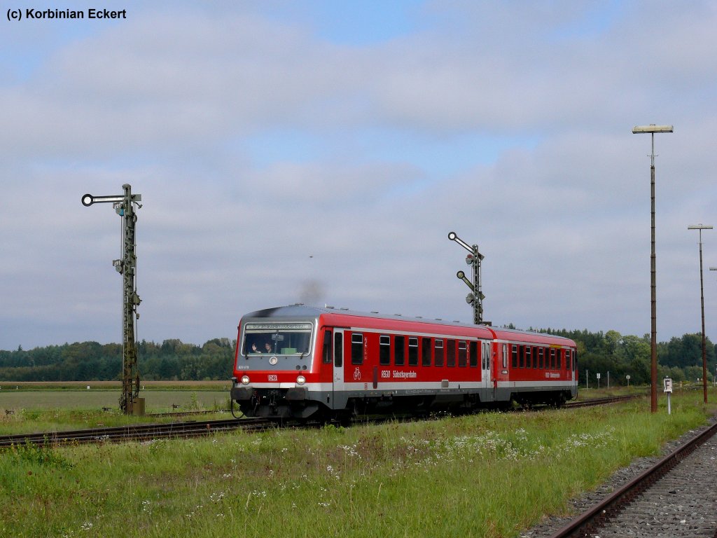 628 678 mit der RB 27155 nach Burghausen bei der Ausfahrt in Tling, 08.09.2010
