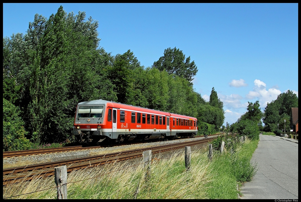 628 689 ist am 9.8.2012 als RB 21723 von Puttgarden nach Lbeck unterwegs, in Krze erreicht der Zug Groenbrode.