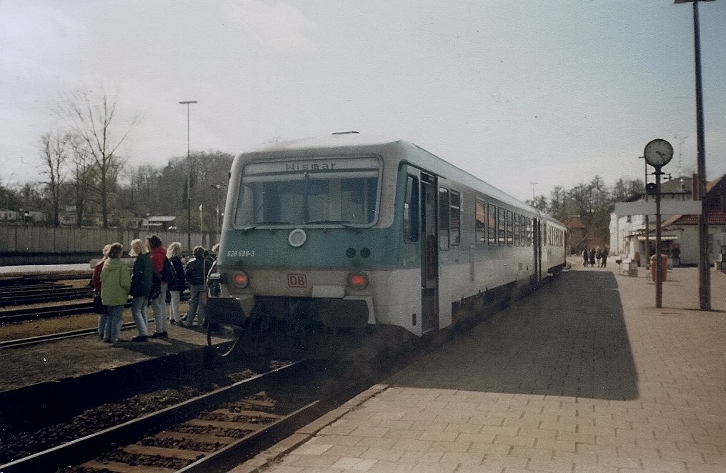 628 698 mute im April 1997 in Bad Doberan die Kreuzung mit dem Gegenzug abwarten.