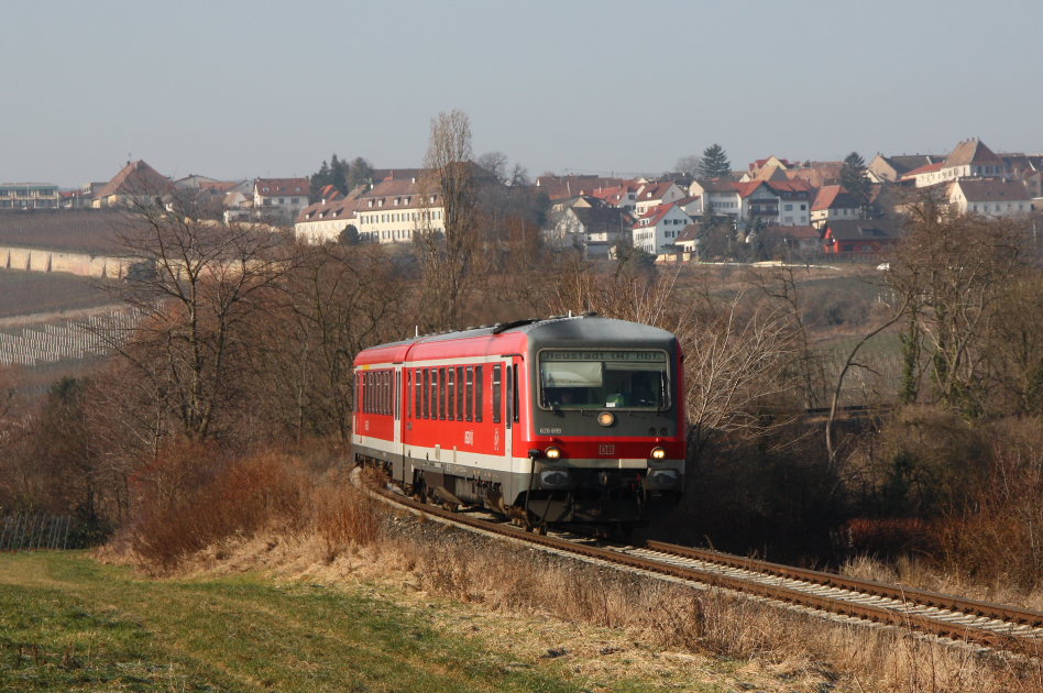 628 699 als RB von Grnstadt nach Neustadt/Weinstr.Aufgenommen am 20.01.11 bei Freinsheim.