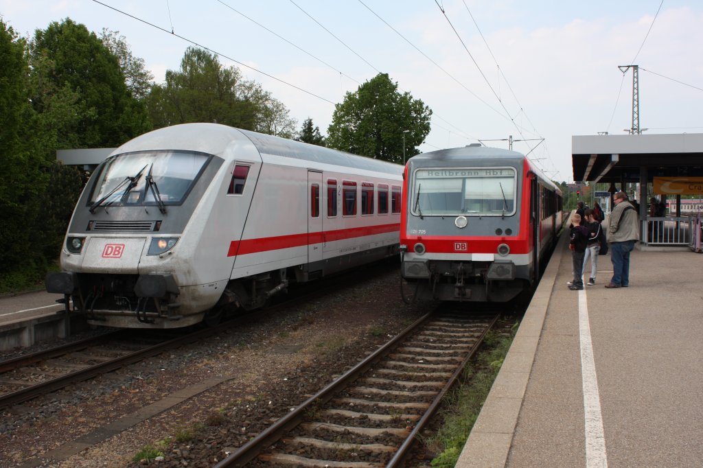 628 705 und ein IC-Zug stehen im Bahnhof Crailsheim. In krze wird der 628 nach Heilbronn fahren und der IC-Zug strebt auch ein Ziel an, das mir allerdings unbekannt ist. Ds Bild machte ich am 1.5.2011.