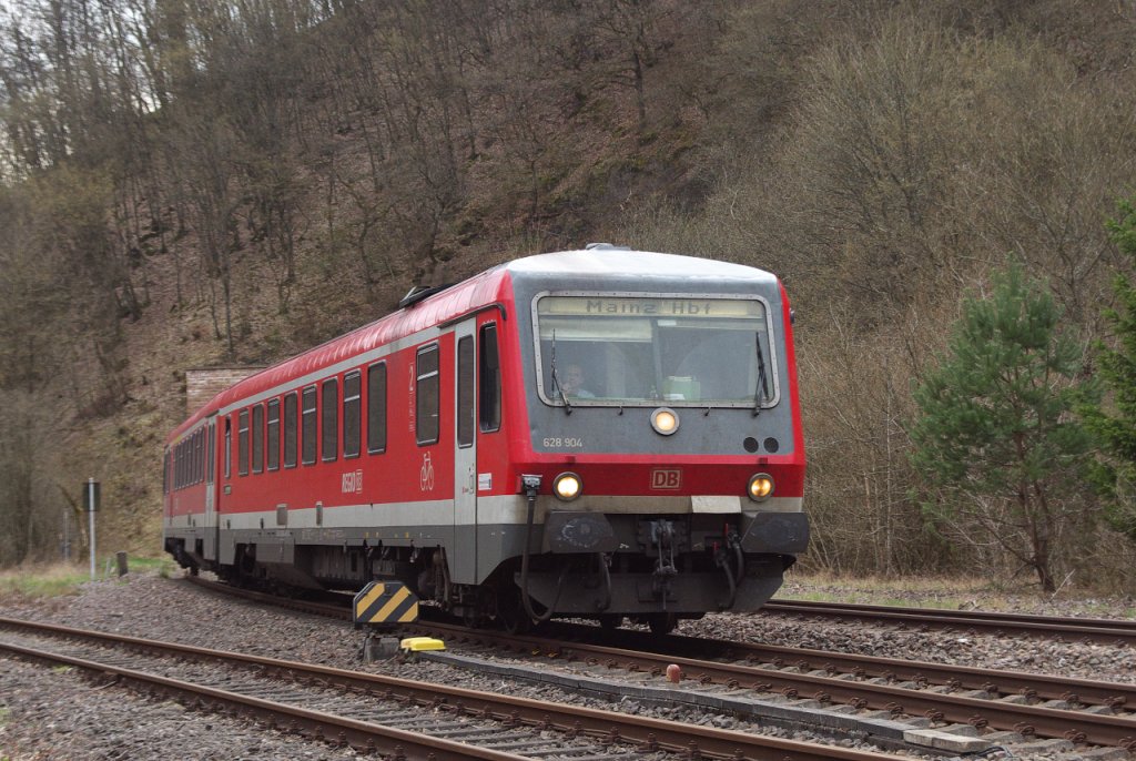 628 904 hat als Regionalbahn Trkismhle - Mainz gerade den Jhrodter Tunnel verlassen und wird nach 200 Metern im Bahnhof Heimbach/Nahe halten. Vier Gleise gibt es noch in Heimbach. Zwei der Hauptstrecke Bingen - Saarbrcken und zwei fr die Abstellung und Umfahrung von Militrzgen nach Baumholder. Die Strecke nach Baumholder zweigt hier vor dem Tunnel nach Links ab. Von der Gre der Anlage drften es aber frher bis zu sieben Gleisen gewesen sein. 18.04.2013 - KBS 680 Heimbach/Nahe - Bahnstrecke 3511 Bingen - Saarbrcken. Danke an den Tf fr den Gru.