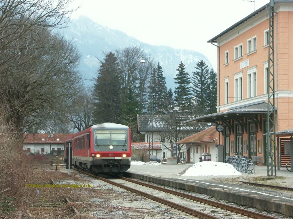 628 er in Aschau / Chiemgau, wo ich vor 23 Jahren noch 798er Schienenbusse fotografierte. Leider ist das eigentlich m.E. denkmalwrdige Ensemble zerstrt, denn der damals noch existente Lokalbahn-Lokschuppen ist abgerissen. Weniger strt , dass anstatt der damaligen Gepckkarren nun Fahrradstnder vor dem EG stehen. Man muss ja schon froh sein, dass da noch PNV stattfindet.