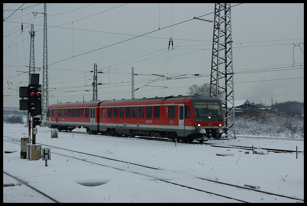 628 xxx f�hrt als RB37 in den Bahnhoft Duisburg Hbf am 19.12.2010