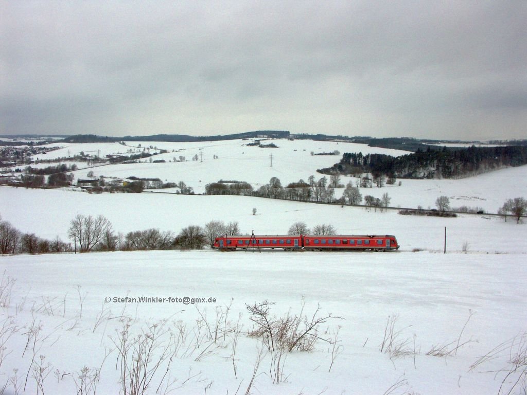 628248 fährt von Bad Steben kommend den Köditzer Berg umschlängend Richtung Hof durch die Winterlandschaft. 2.2.2010.